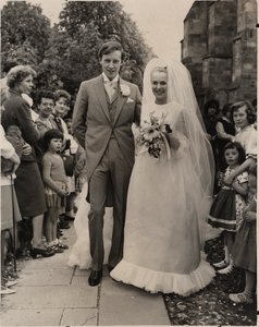 1963年6月、ルパートリセットグリーンへの結婚式でベルビルクチュールのカンディダベジェマン